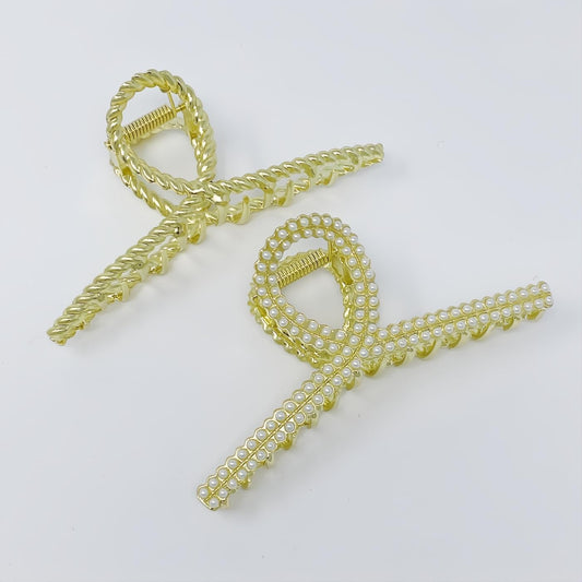 Elegant Golden Gem hair claw set: a stunning duo of gold-tone claws, one with chic cable texture, the other with lustrous pearls.